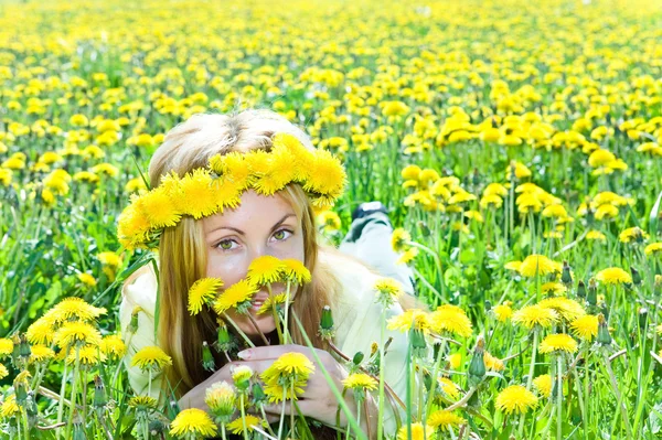 若いかなり草原太陽日でタンポポの花輪の女 — ストック写真