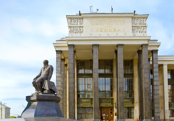 莫斯科 中央图书馆的列宁和作家陀思妥耶夫斯基的一座纪念碑的名称 — 图库照片
