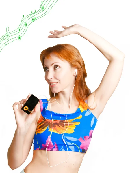 A jovem mulher bonita ouve música através de um audioplayer — Fotografia de Stock
