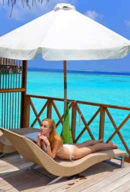 genç güzel kadın platformu su, Maldivler bir Villa