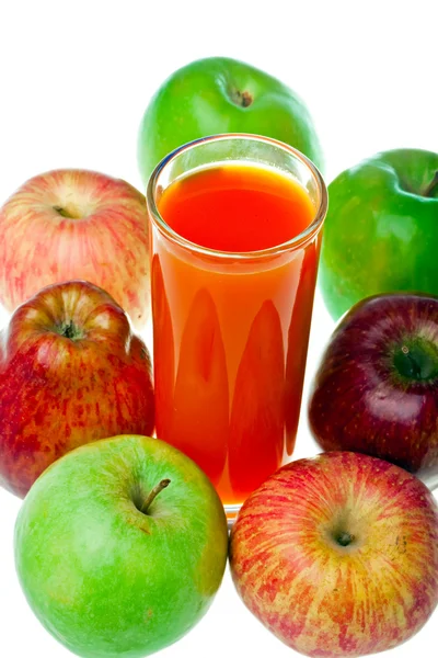 Яблука та сік у склянці — стокове фото