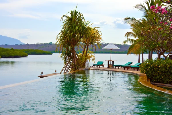 Piscina, oceano, palmeiras. Indonésia. piscina Bali. . — Fotografia de Stock