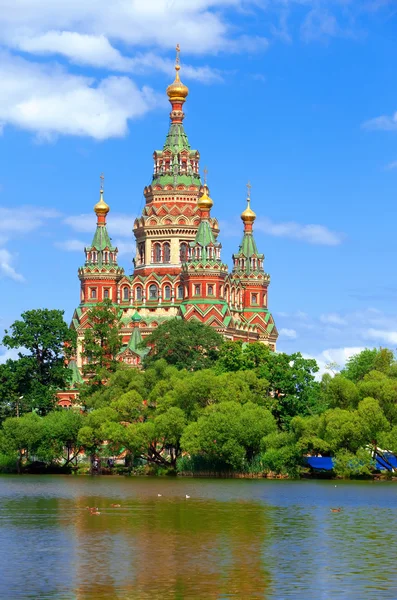 Rússia, Peterhof e a Igreja de São Pedro e Paulo Igreja — Fotografia de Stock