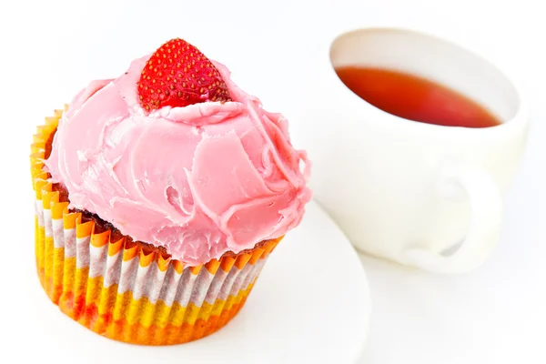 Pastel de frutas con una fresa y una taza de té — Foto de Stock
