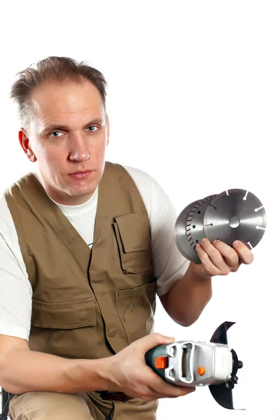 El hombre, el constructor, elige un disco desmontable para la herramienta — Foto de Stock