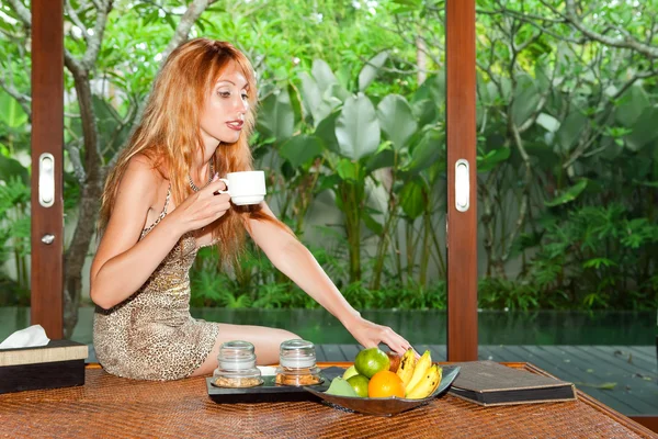 Genç Güzel Kadın Çay Içiyor Tropikal Bir Üzerinde Meyve Seçer — Stok fotoğraf