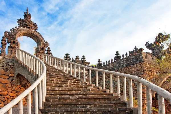 Leiter zu einem Tempel. bali. Indonesien — Stockfoto