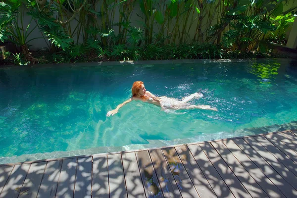 A jovem bela mulher nua nada na piscina — Fotografia de Stock