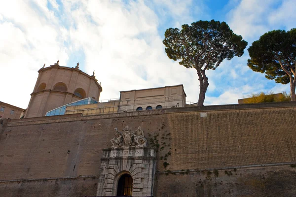 罗马。梵蒂冈。周围的墙和反对梵蒂冈博物馆的入口 — 图库照片