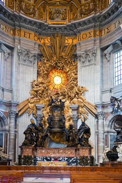 Olaszország. Róma. Vatikán. Szent Péter-bazilikától. beltéri megtekintése. — Stock Fotó