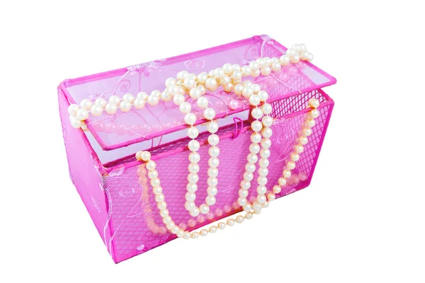 Cofre rosa y cuentas de perlas sobre un fondo blanco — Foto de Stock