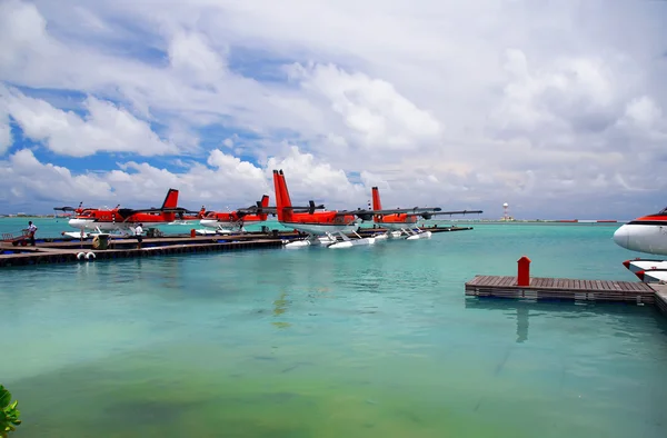 Maledivy. hydroplán na kotviště v oceánu. — Stock fotografie