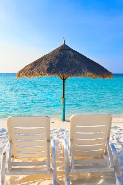 Sonnenschirm und Liegestühle, Malediven. — Stockfoto