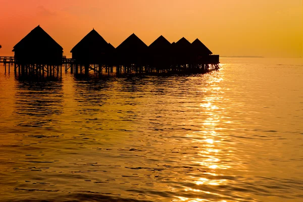 Maldives Villa Pålar Vatten Tid Solnedgången — Stockfoto