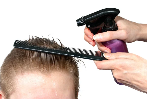O cabeleireiro umedece o cabelo ao cliente antes de um penteado — Fotografia de Stock