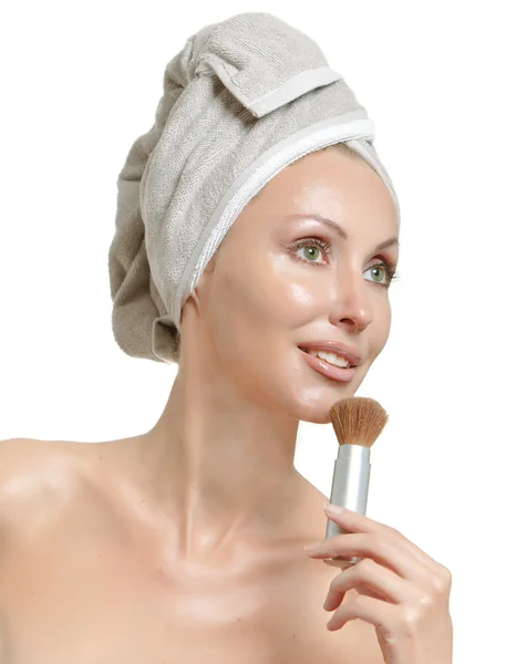 Mulher bonita em toalha, com um pincel para uma maquiagem — Fotografia de Stock