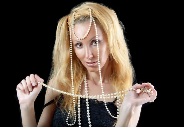 Belle jeune femme blonde aux cheveux longs et aux perles de perles — Photo