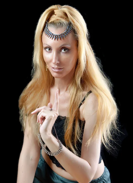 Vacker ung blond kvinna med långt hår och smycken, Varning tecken sevärdhet — Stockfoto