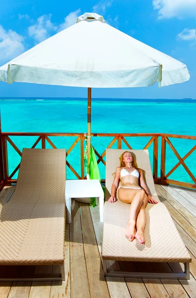 Genç kadın tans üzerinde okyanus Maldivler su villa bir teras üzerinde — Stok fotoğraf