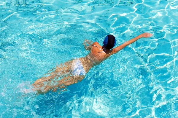 Maledivy. mladí sportovní žena plave — Stock fotografie