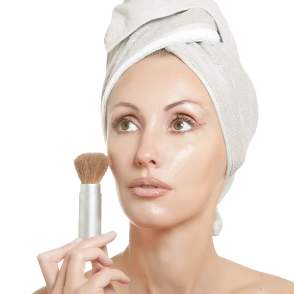 Krásná mladá žena v ručníku se štětcem na make-up — Stock fotografie