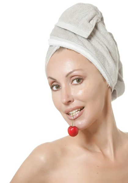Mooie jonge vrouw in handdoek, met een cherry berry — Stockfoto