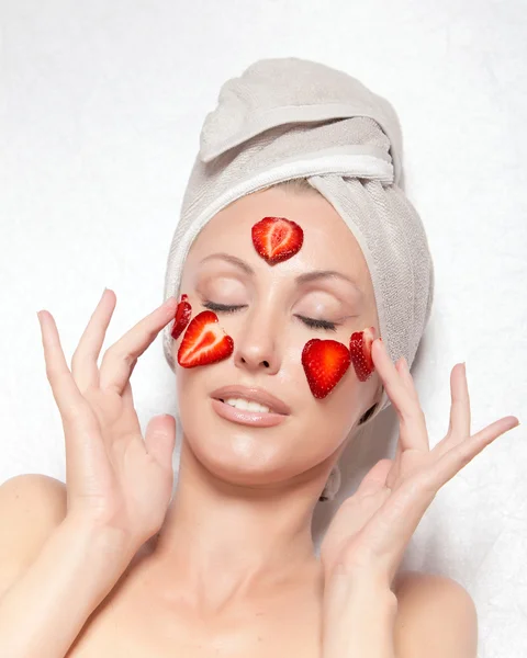 Spa strawberry kozmetik paketi olan güzel kadın — Stok fotoğraf