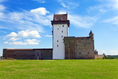 Estonya. Narva. Rusya ile sınır üzerinde antik kale