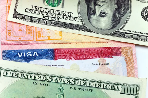 Das amerikanische Visum auf der Seite des internationalen Passes und uns Dollars — Stockfoto