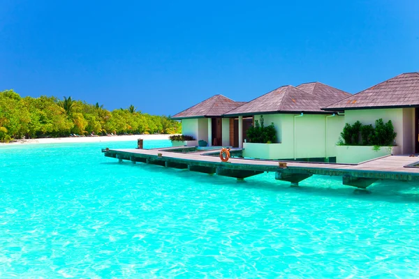 Maldiven. Villa op palen op het water — Stockfoto