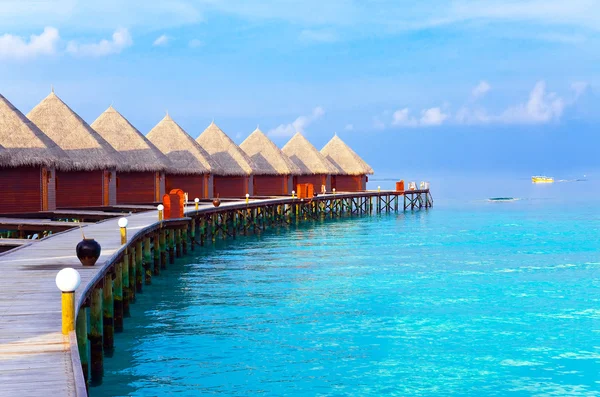 Maldive. Una strada di legno sopra l'oceano — Foto Stock