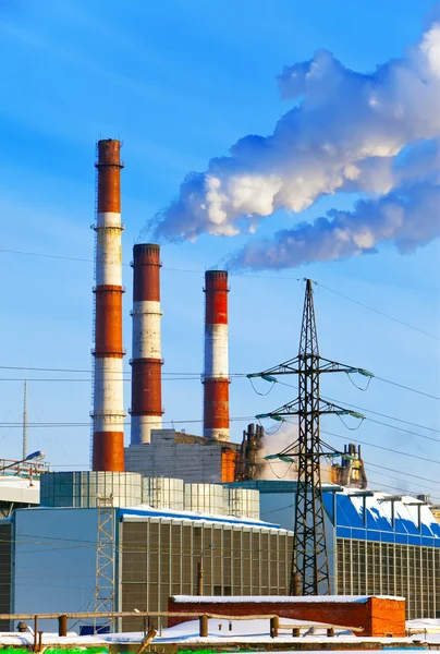 Thermal power station pipes smoke over a city. — Stock Photo, Image