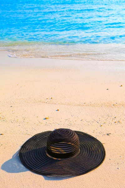 帽子躺在沙上在海的边缘 — 图库照片