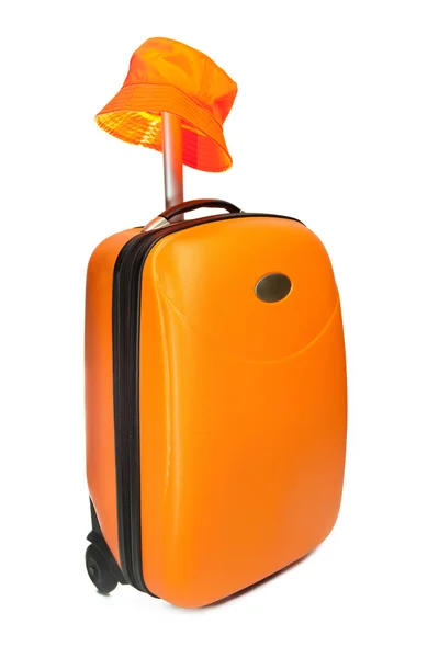 Maleta naranja para viajar y un sombrero —  Fotos de Stock