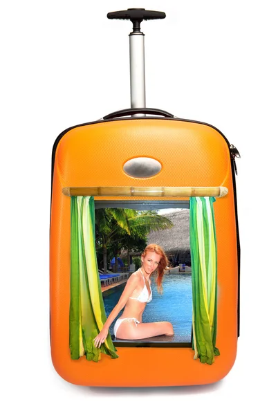 La ragazza in bikini guarda fuori da una valigia e invita a riposare — Foto Stock
