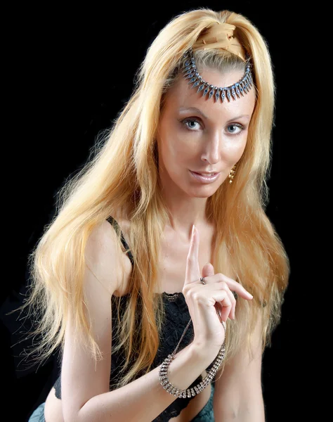 Belle jeune femme blonde aux cheveux longs, signe d'avertissement pointe du doigt — Photo