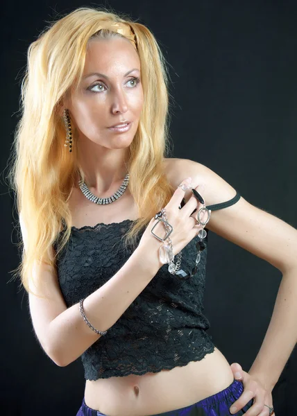 Piękna młoda kobieta blondynka z długimi włosami i biżuteria — Zdjęcie stockowe