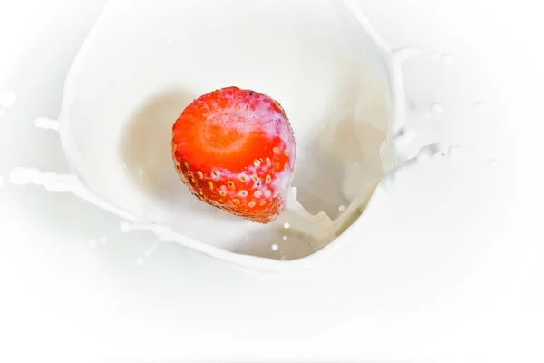 La fresa que cae en la leche —  Fotos de Stock