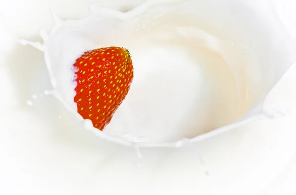 La fresa que cae en la leche —  Fotos de Stock