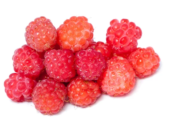 树莓在白色背景上的成熟的浆果 — 图库照片