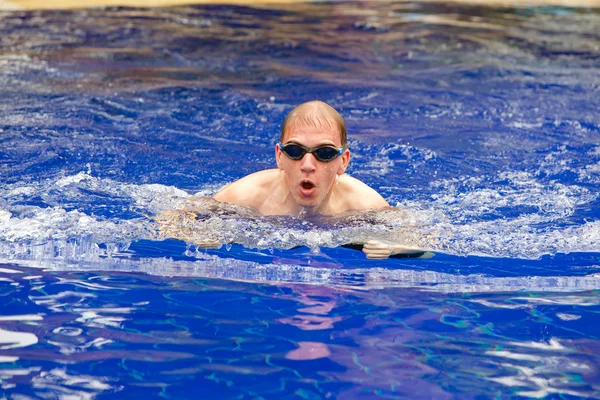 O nadador esportivo na piscina — Fotografia de Stock