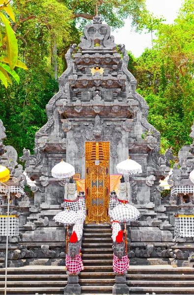 Eingang im Tempel, festlich dekoriert. Indonesien, Insel Bali. — Stockfoto