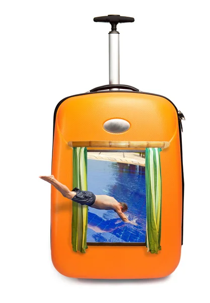 Время на отдыхе - мужчина прыгает в бассейн, который виден в дорожном чемодане — стоковое фото