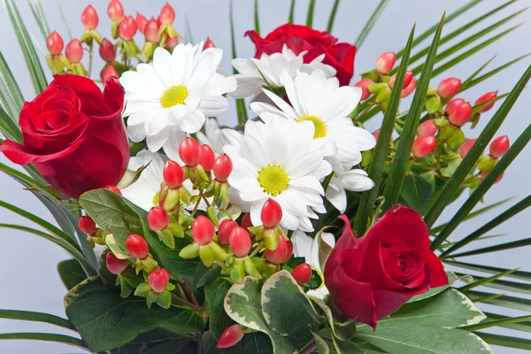 Jasná kytice s heřmánky a růžemi — Stock fotografie