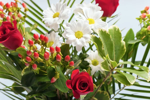 Ramo brillante con manzanillas y rosas —  Fotos de Stock