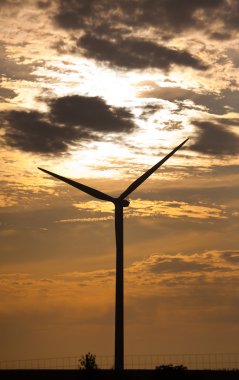 Rüzgar türbinleri gökyüzü günbatımı silüeti