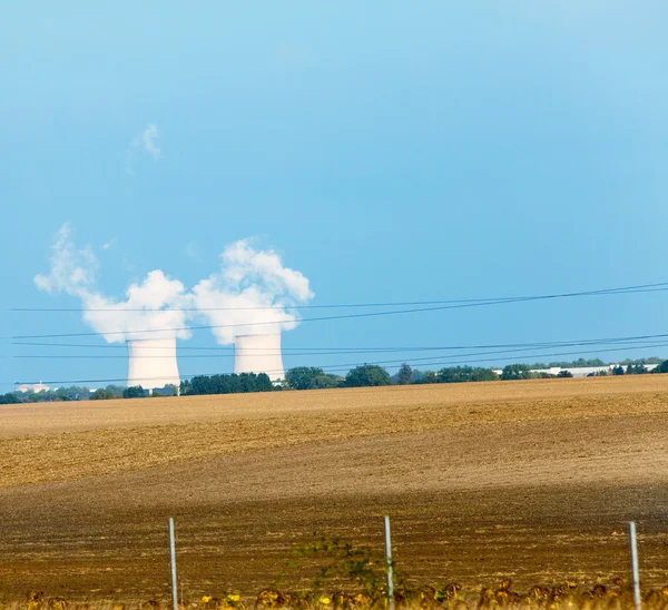 Gőz felett nukleáris erőmű. Franciaország. — Stock Fotó