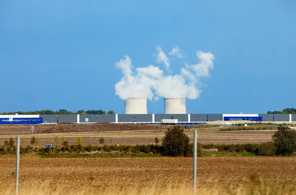 Páry nad jaderné elektrárny. Francie. — Stock fotografie