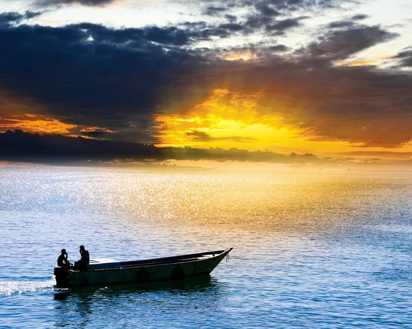 Silhouette de pêcheur sur la mer — Photo