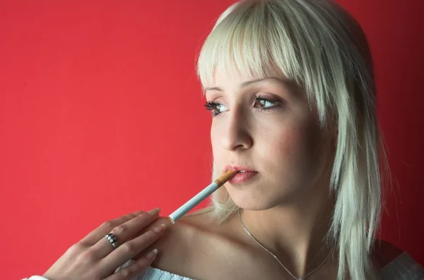 Retrato de mulher loira com cigarro — Fotografia de Stock